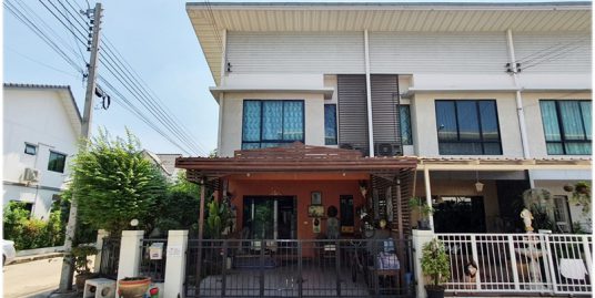ขายบ้านทาวน์โฮม 2 ชั้น โมดิ วิลล่า ปิ่นเกล้า – วงแหวน 3 ห้องนอน 2 ห้องน้ำ จอดรถได้ 2 คัน พื้นที่ใช้สอย 122 ตร.ม. หลังมุม 26.1 ตร.ว. พื้นที่เยอะ บรรยากาศดี ราคาถูก