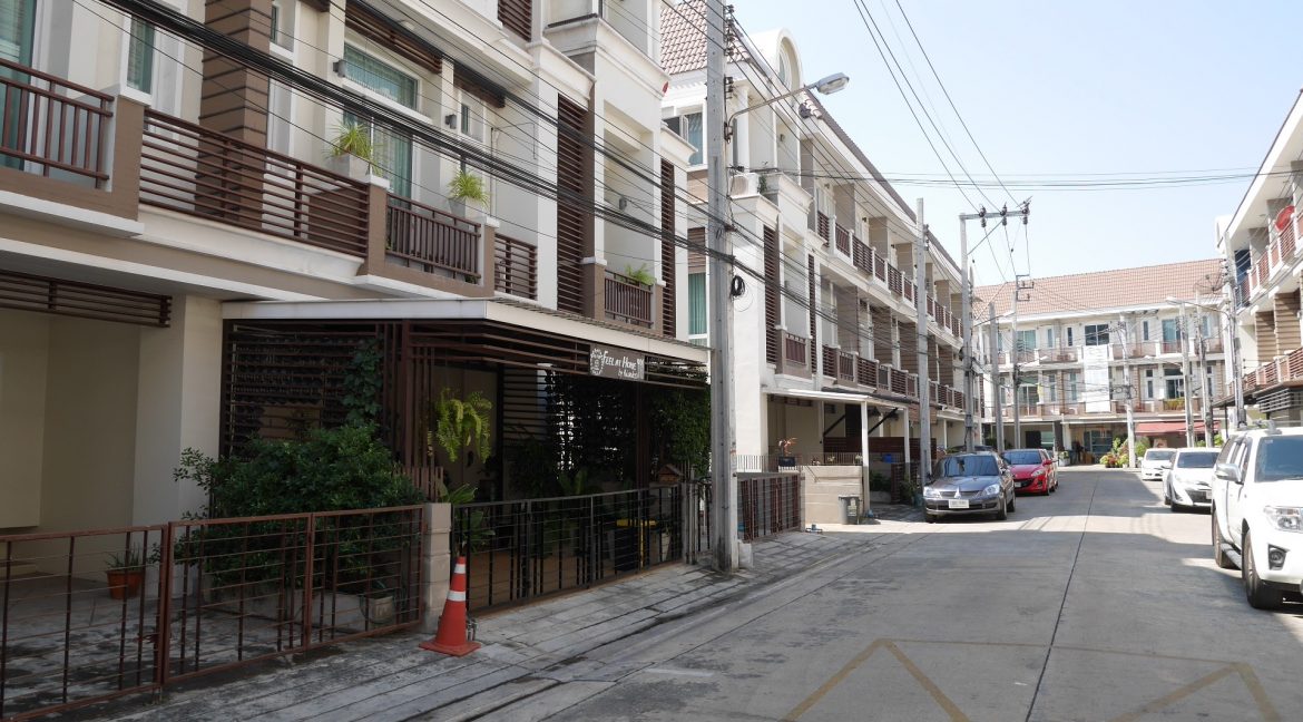 LINE_ALBUM_premium place_๒๒๐๑๑๐_18