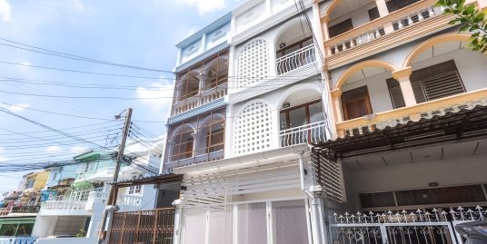 ตึกแถว 3 ชั้น ลาดพร้าว 48 ซอย พุ่มอุไร 1 เลขที่ 116/2