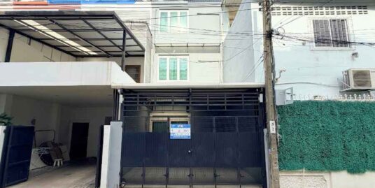 ทาวน์เฮ้าส์ 3 ชั้น ประชาราษฎร์บำเพ็ญ 26 แยก 8 เดินทางสะดวกทั้งรัชดา-ลาดพร้าว สภาพสวยพร้อมอยู่