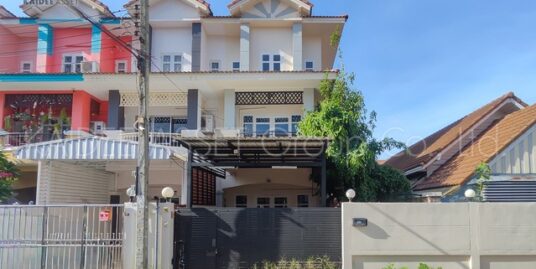 หมู่บ้าน พร้อมสุข ทาวน์เฮ้าส์ ซอย รัตนาธิเบศร์ 17 หลังริม